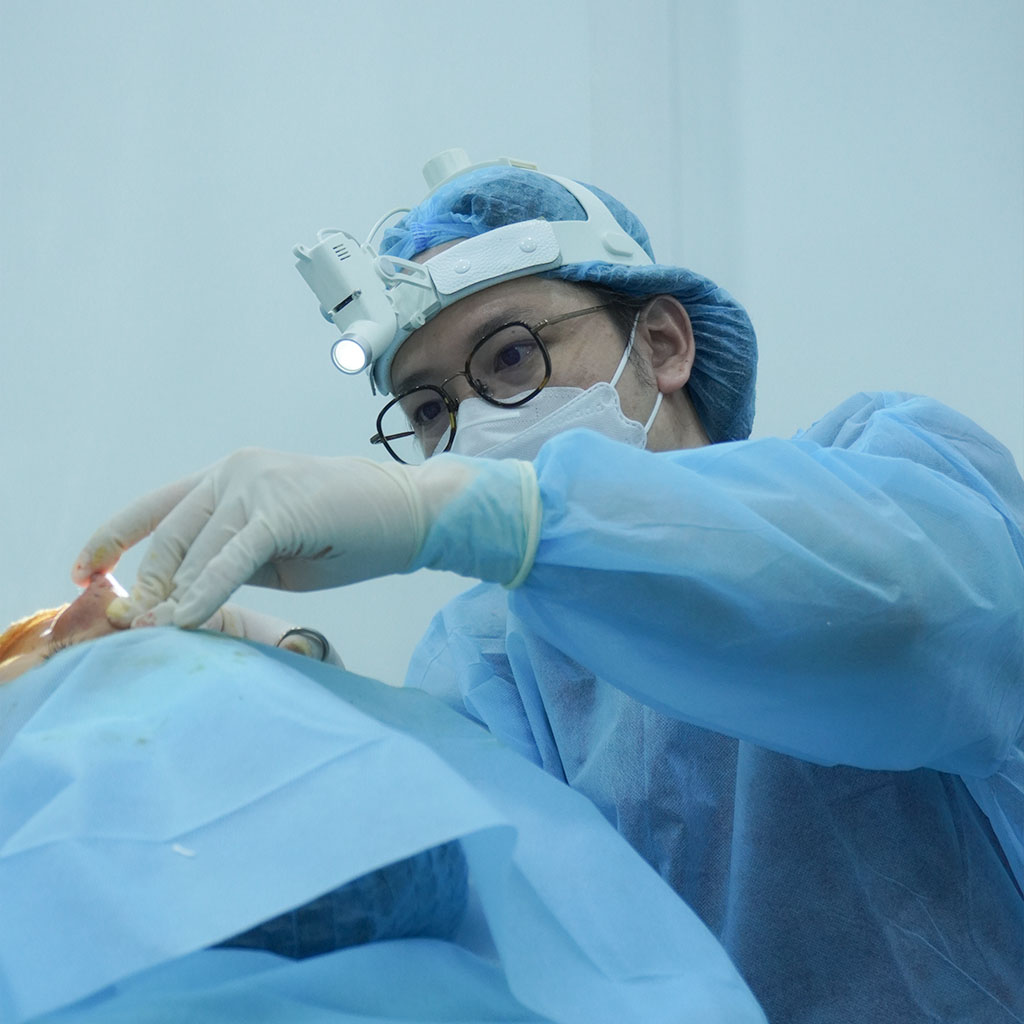 Bác sĩ Khoa luôn tận tâm trong mỗi