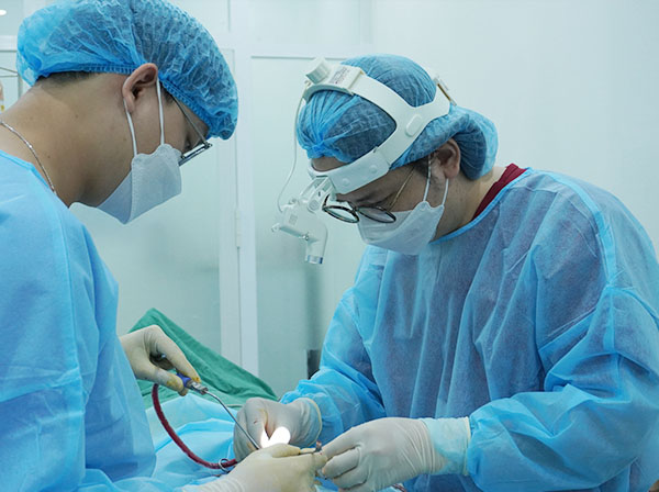 Dr. Khoa Trần đang thực hiện phẫu thuật